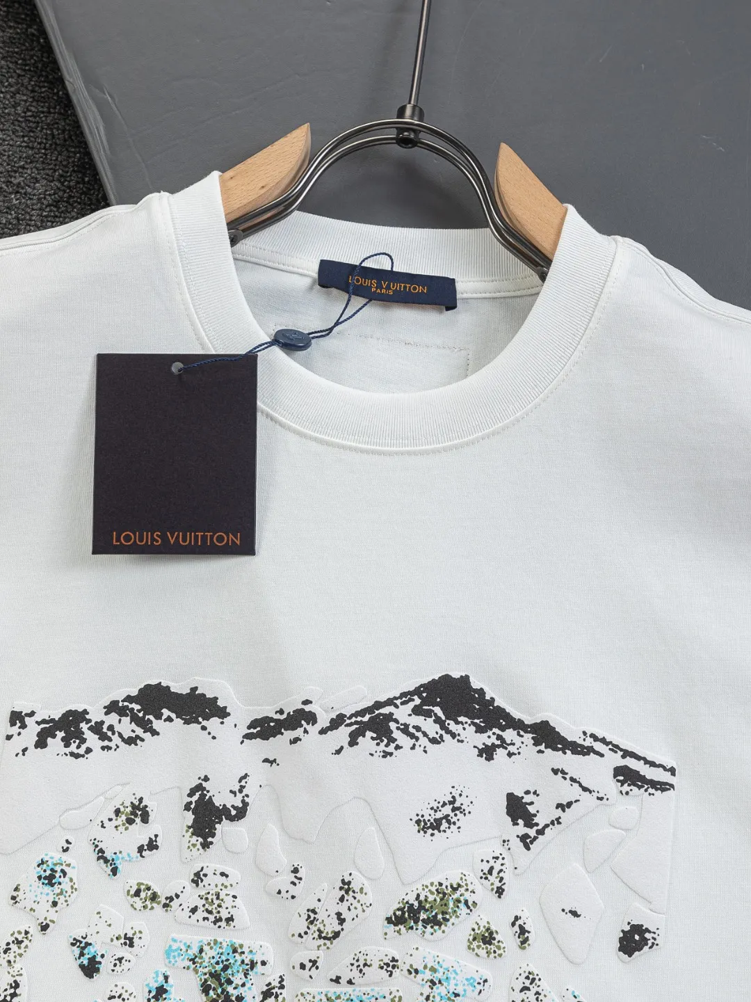 🅿️190 Louis Vuitton 1V LV lv slightly wide version S-XL LV 26ss new products are available at counters at the same time. Multiple craftsmanship Snow Mountain🏔️Ski⛷️Flocked Foam Print Ski⛷️ series T-shirts, the front foam print combines snow mountains, forests and abstract cracks, with the LV logo hidden, full of artistic sense. Round neck short-sleeved T-shirt, same style for men and women! Consigned to one-to-one creation. Synchronized with the official website, pure cotton fabrics at the counter! It is close to the skin and comfortable, durable and easy to wear. It has a classic and simple logo design and meticulous original craftsmanship. Short-sleeves, a must-have item for men, do not appear to be the same for the general public, but must be unique and eye-catching. This LV short-sleeve is all about quality, comfort, the same shape and fashion as always, including fabrics and cutting techniques. All of them have been made with great effort! 320 grams of washed pure cotton fabric, pure cotton is breathable, very refreshing and comfortable for daily wear. The rib knitting on the neckline is smooth and tight, and the neckline will not be skewed if you toss it at will. The loose version, you will find that it looks really good on the upper body. The overall is minimalist and neat, super versatile for daily use! Pair it casually with a pair of pants for a youthful look. A T-shirt will make your outfit crazy. It is a fashionable item that can never go wrong! Color: Black White Size: S-XL Size chart: S: Shoulder width 50-Bust 56-Length 70 M: Shoulder width 52-Bust 57-Length 72 L: Shoulder width 54-Bust 59-Length 74 XL: Shoulder width 56-Bust 62-Length 76